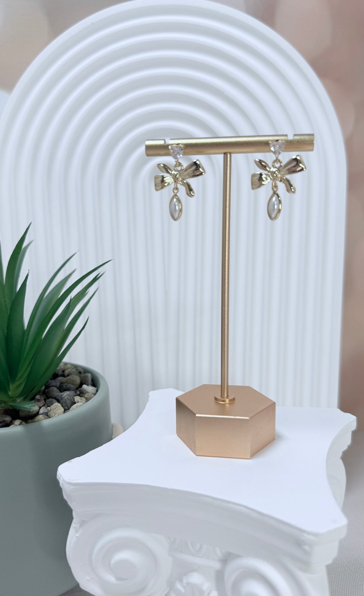 Gemstone Bow Pearl