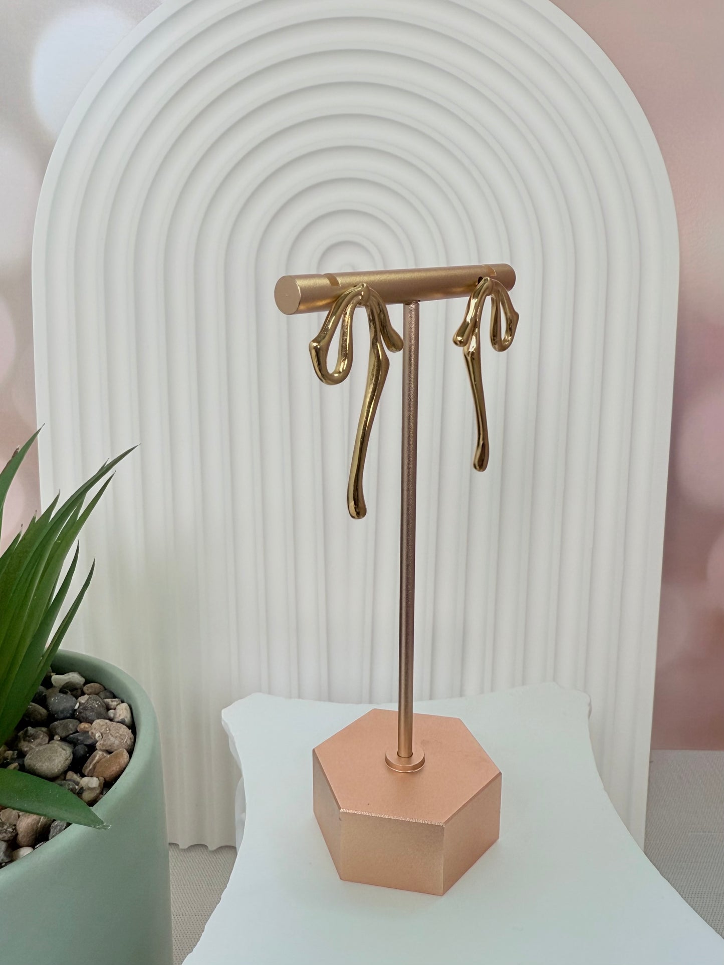Drooping Bow Stud