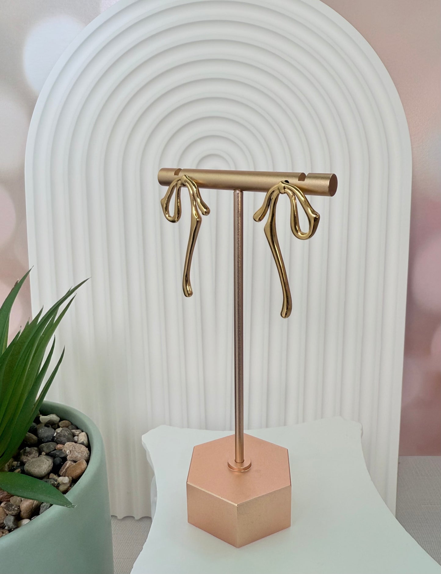 Drooping Bow Stud