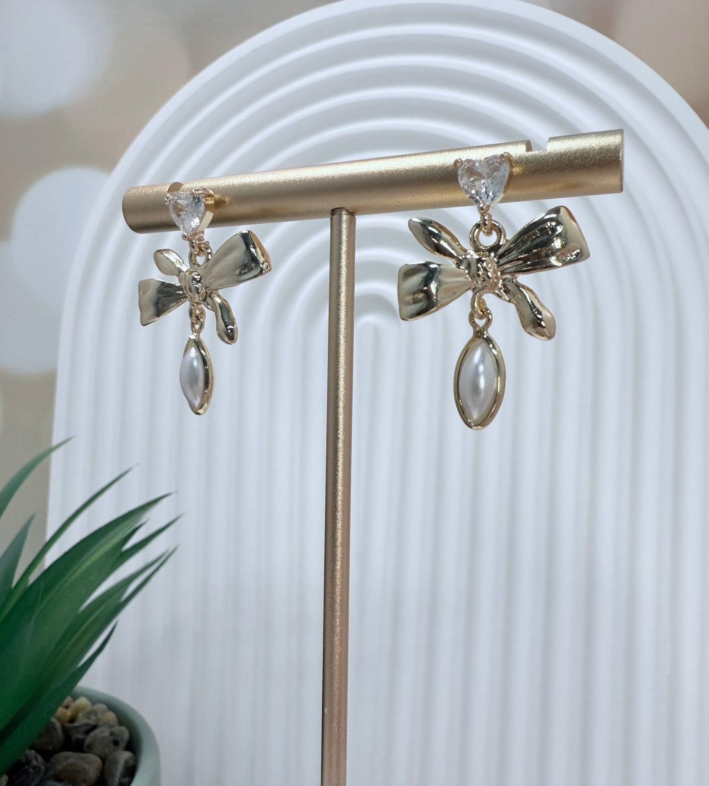 Gemstone Bow Pearl