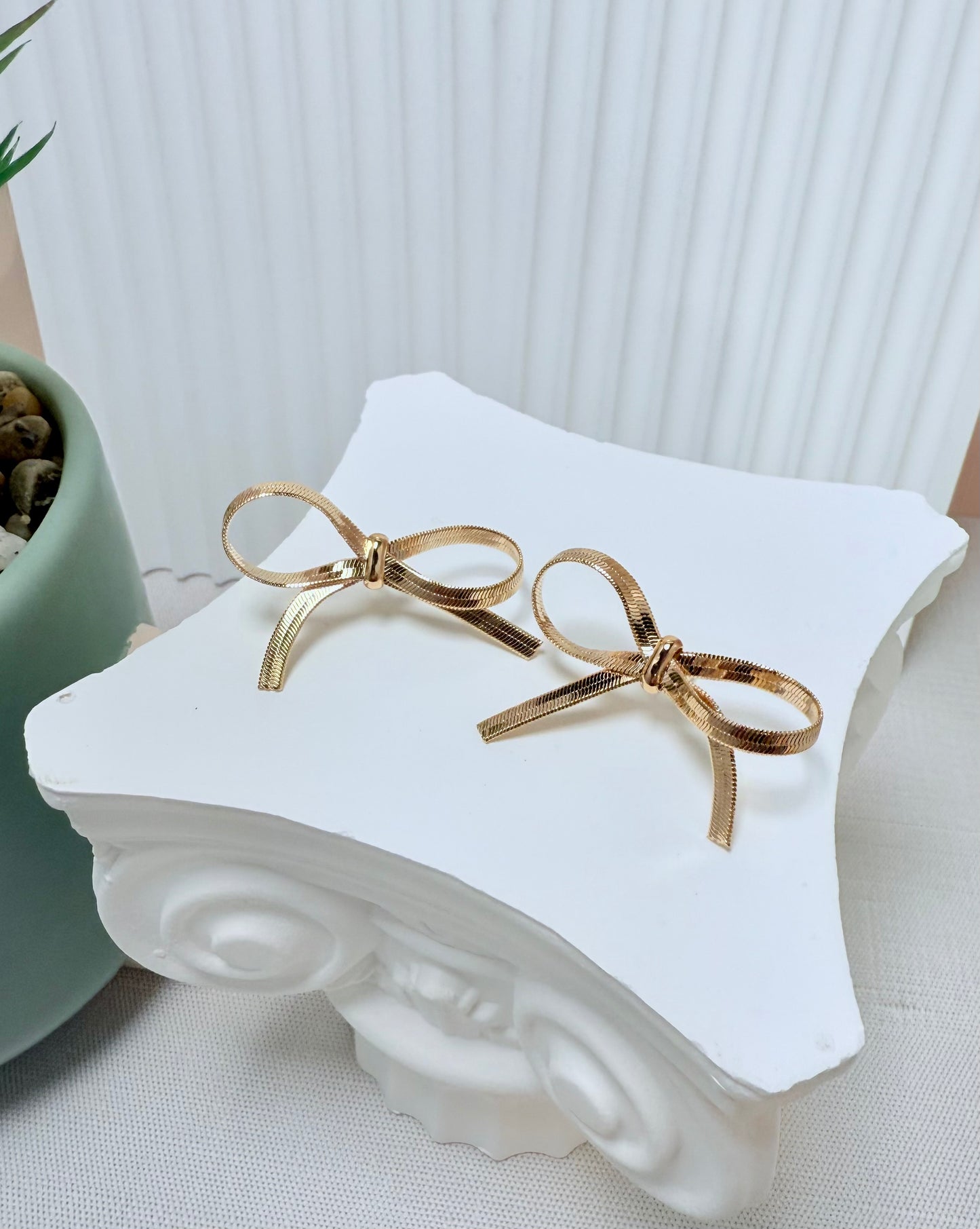 Large Bow Stud